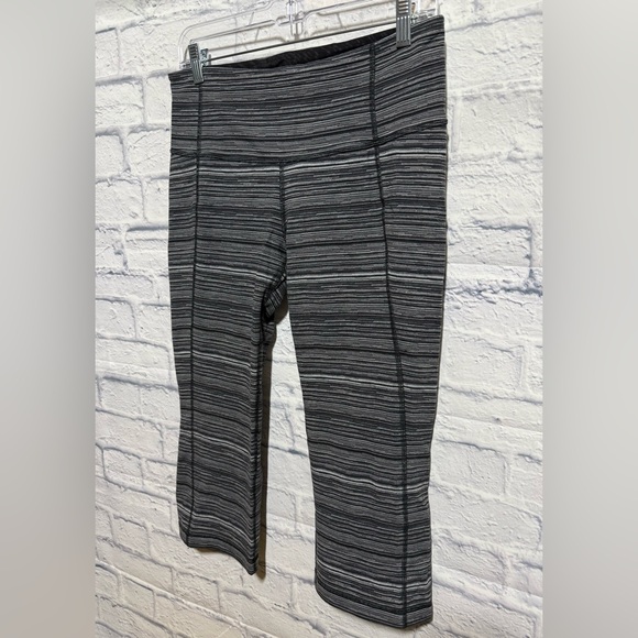 Lululemon Gather & Crow Crop II Capri Leggings, Black & White, Size 10 - Picture 3 of 7